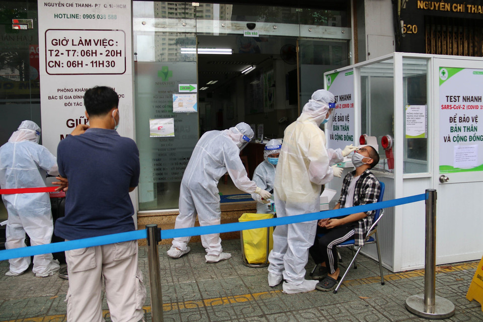 Nhiều người tranh thủ xét nghiệm nhanh theo yêu cầu tại Phòng khám đa khoa quốc tế Nhân Hậu trên đường Nguyễn Chí Thanh, Quận 10 trước giờ thực hiện giãn cách theo Chỉ thị 16 của Thủ tướng Chính phủ. (Ảnh: Thanh Vũ/TTXVN)