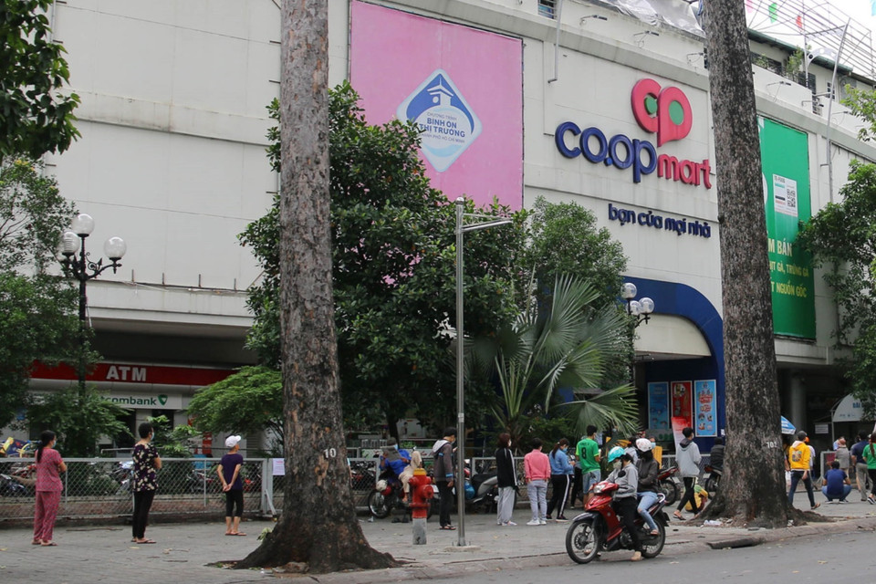 Đông đảo người tiêu dùng xếp hàng chờ đến lươt mua sắm tại siêu thị Lý Thường Kiệt, Quận 10 trước giờ thực hiện giãn cách theo Chỉ thị 16 của Thủ tướng Chính phủ. (Ảnh: Thanh Vũ/TTXVN)