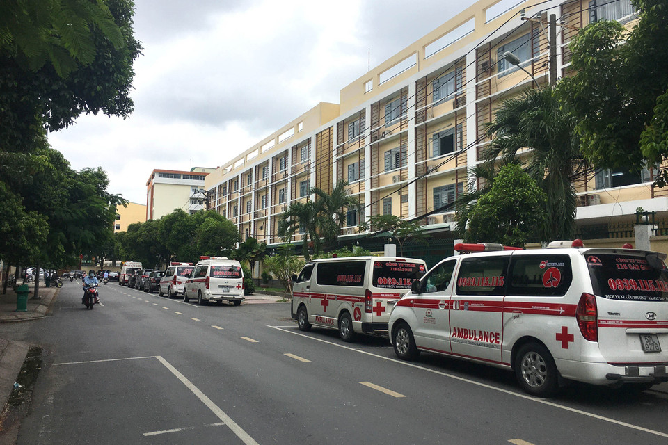 Đường phố vắng bóng người trước chung cư Đào Duy Từ, Quận 10 trước giờ thực hiện giãn cách theo Chỉ thị 16 của Thủ tướng Chính phủ. (Ảnh: Thanh Vũ/TTXVN)