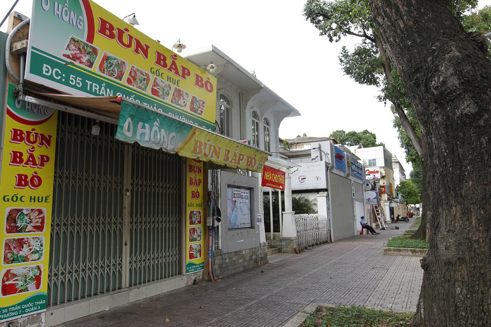Nhiều hàng quán trên đường Trần Quốc Thảo, Quận 3 đã đóng cửa trước giờ thực hiện giãn cách. (Ảnh: Thanh Vũ/TTXVN)