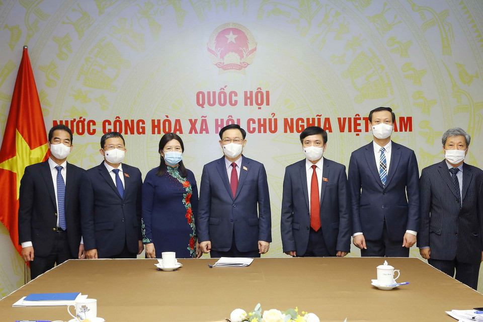 Chủ tịch Quốc hội Vương Đình Huệ với các đại biểu dự điện đàm. (Ảnh: Doãn Tấn/TTXVN)