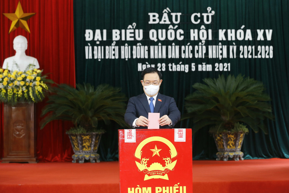 Chủ tịch Quốc hội Vương Đình Huệ bỏ phiếu tại khu vực bỏ phiếu số 1, thị trấn An Lão, huyện An Lão, thành phố Hải Phòng. (Ảnh: Doãn Tấn/TTXVN)