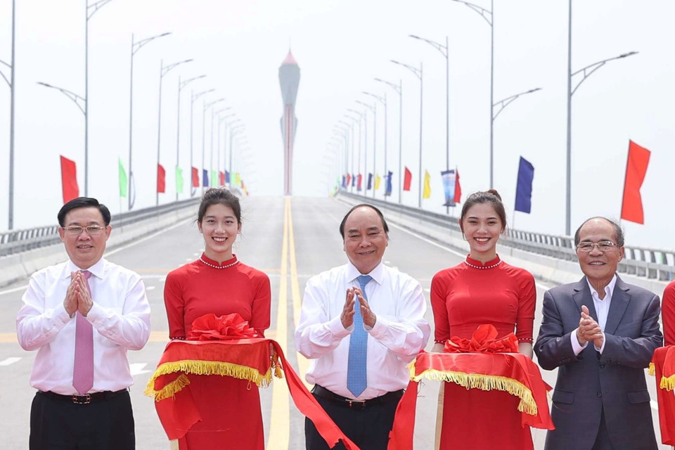  Thủ tướng Nguyễn Xuân Phúc và các đại biểu thực nghiện nghi thức cắt băng thông xe cầu Cửa Hội bắc qua Sông Lam. (Ảnh: Thống Nhất/TTXVN)