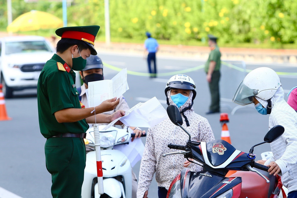 Lực lượng chức năng kiểm tra giấy tờ người qua chốt cầu Nhật Tân. (Ảnh: Hoàng Hiếu/TTXVN)