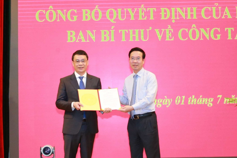 Ông Võ Văn Thưởng, Ủy viên Bộ Chính trị, Thường trực Ban Bí thư trao Quyết định của Ban Bí thư điều động, bổ nhiệm ông Đặng Khánh Toàn giữ chức Phó Chánh Văn phòng Trung ương Đảng. (Ảnh: Phương Hoa/TTXVN)