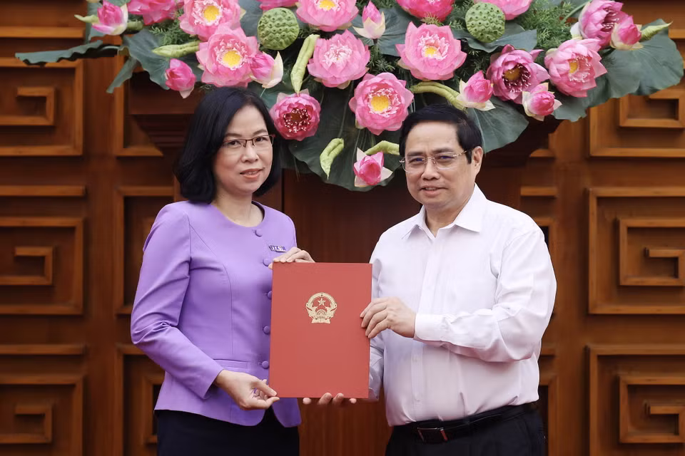 Thủ tướng Phạm Minh Chính trao Quyết định bổ nhiệm Tổng Giám đốc Thông tấn xã Việt Nam cho bà Vũ Việt Trang. (Ảnh: Dương Giang/TTXVN)