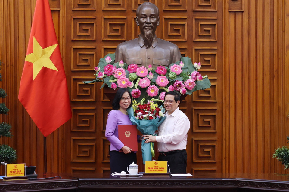 Thủ tướng Phạm Minh Chính trao Quyết định bổ nhiệm Tổng Giám đốc Thông tấn xã Việt Nam cho bà Vũ Việt Trang. (Ảnh: Dương Giang/TTXVN)