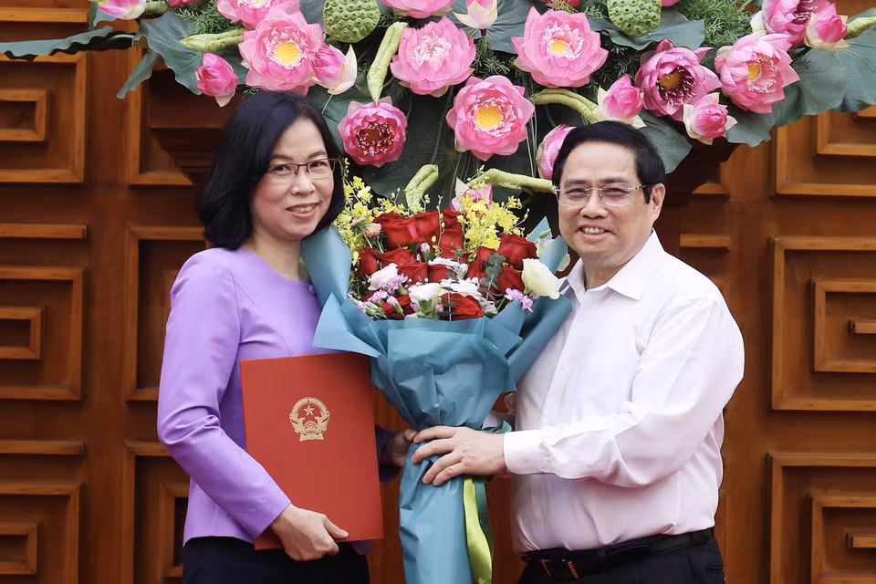 Thủ tướng Phạm Minh Chính trao Quyết định bổ nhiệm Tổng Giám đốc Thông tấn xã Việt Nam cho bà Vũ Việt Trang. (Ảnh: Dương Giang/TTXVN)