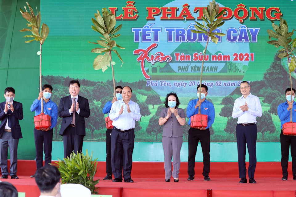 Thủ tướng Nguyễn Xuân Phúc phát động 'Tết trồng cây' Xuân Tân Sửu năm 2021 tại Phú Yên. (Ảnh: Thống Nhất/TTXVN)