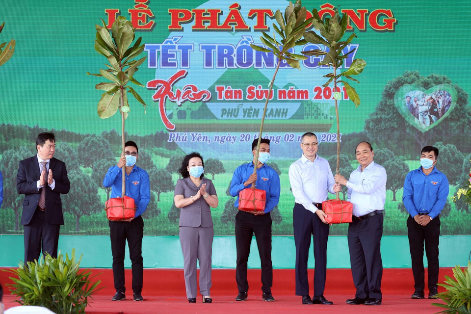 Thủ tướng Nguyễn Xuân Phúc phát động 'Tết trồng cây' Xuân Tân Sửu năm 2021 tại Phú Yên. (Ảnh: Thống Nhất/TTXVN)