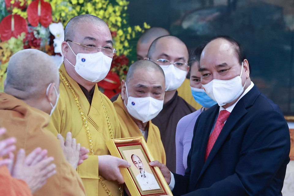 Chủ tịch nước Nguyễn Xuân Phúc tặng chân dung Chủ tịch Hồ Chí Minh cho các đại biểu. (Ảnh: Thống Nhất/TTXVN)