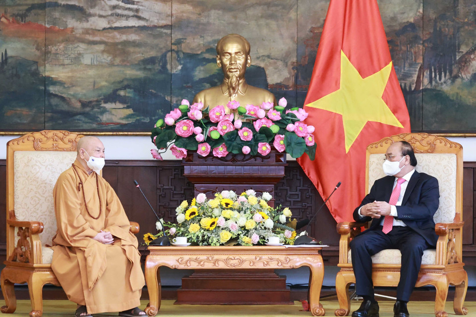 Chủ tịch nước Nguyễn Xuân Phúc với Hòa thượng Thích Thiện Nhơn, Chủ tịch Hội đồng Trị sự Trung ương Giáo hội Phật giáo Việt Nam tại buổi tiếp. (Ảnh: Thống Nhất/TTXVN)
