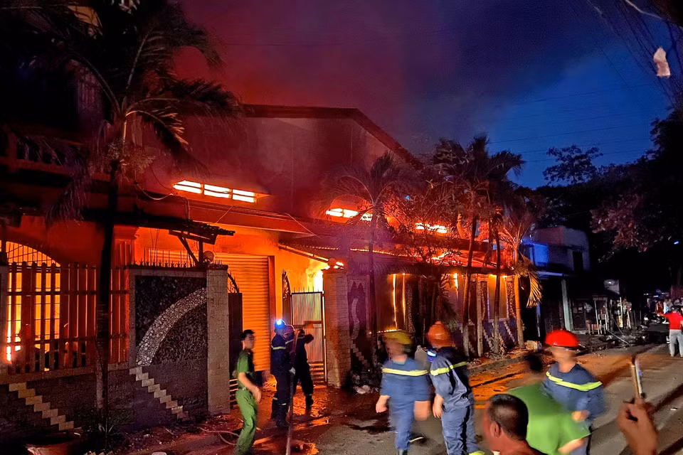 Lực lượng Cảnh sát phòng cháy chữa cháy nỗ lực dập lửa. (Ảnh: Thành Chung/TTXVN)