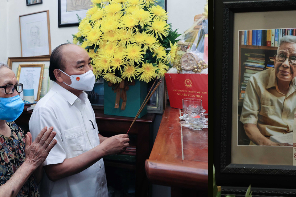 Chủ tịch nước Nguyễn Xuân Phúc thắp hương tưởng nhớ nhà báo Hữu Thọ. (Ảnh: Thống Nhất/TTXVN)