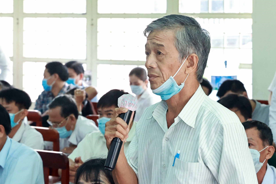 Cử tri Lê Văn Luân, xã Tân Thạnh Đông đặt câu hỏi đối với các ứng cử viên đại biểu Quốc hội tại buổi tiếp xúc cử tri ngày 9/5. (Ảnh: Thống Nhất/TTXVN)