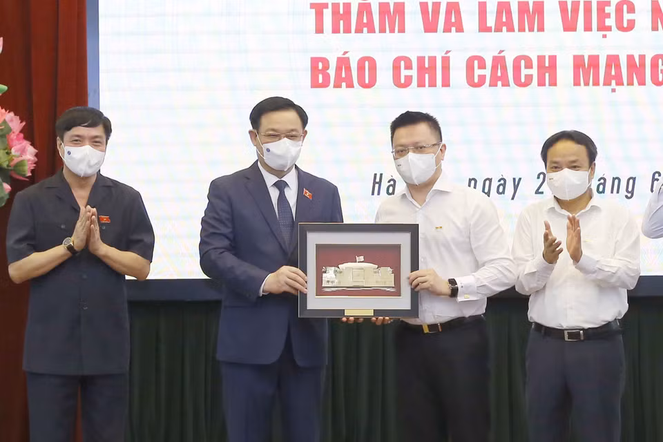 Chủ tịch Quốc hội Vương Đình Huệ tặng quà lưu niệm cho Báo Nhân Dân. (Ảnh: Doãn Tấn/TTXVN)