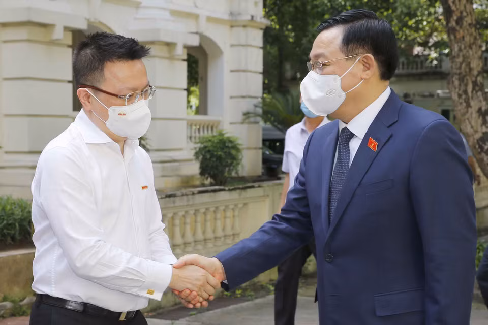 Ông Lê Quốc Minh, Ủy viên Trung ương Đảng, Tổng Biên tập Báo Nhân Dân đón Chủ tịch Quốc hội Vương Đình Huệ. (Ảnh: Doãn Tấn/TTXVN)