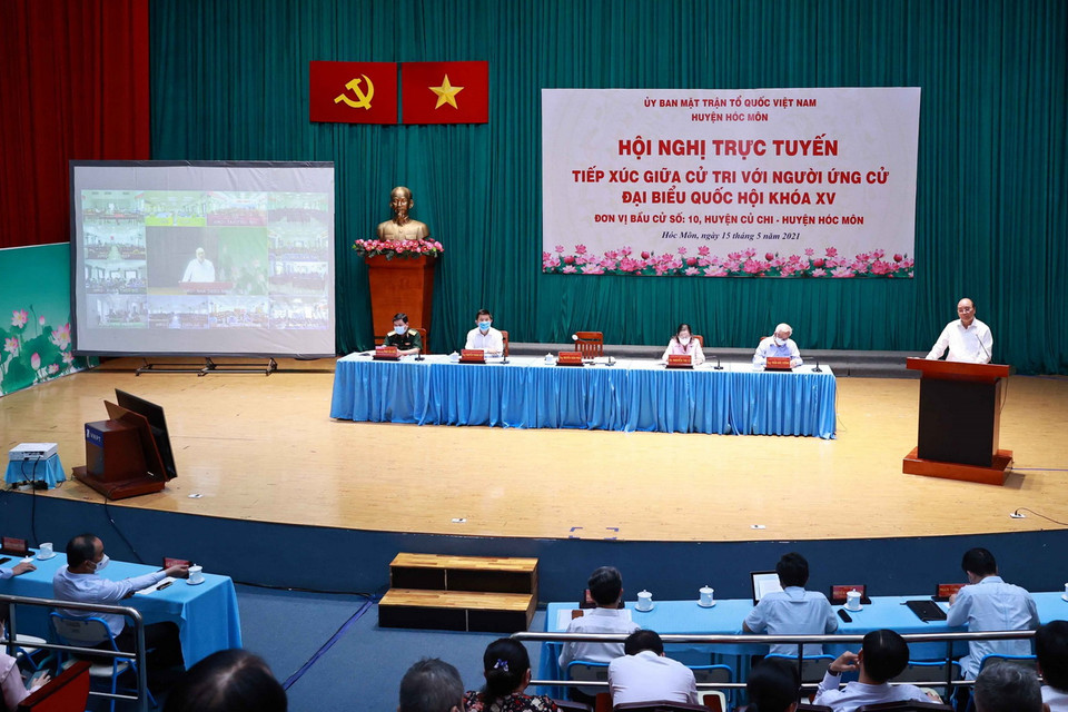 Chủ tịch nước Nguyễn Xuân Phúc trình bày Chương trình hành động tại hội nghị trực tuyến tiếp xúc giữa cử tri 12 xã, thị trấn huyện Hóc Môn với người ứng cử đại biểu Quốc hội tại điểm cầu Nhà văn hóa Thiếu nhi huyện Hóc Môn, chiều 15/5. (Ảnh: Thống Nhất/TTXVN)