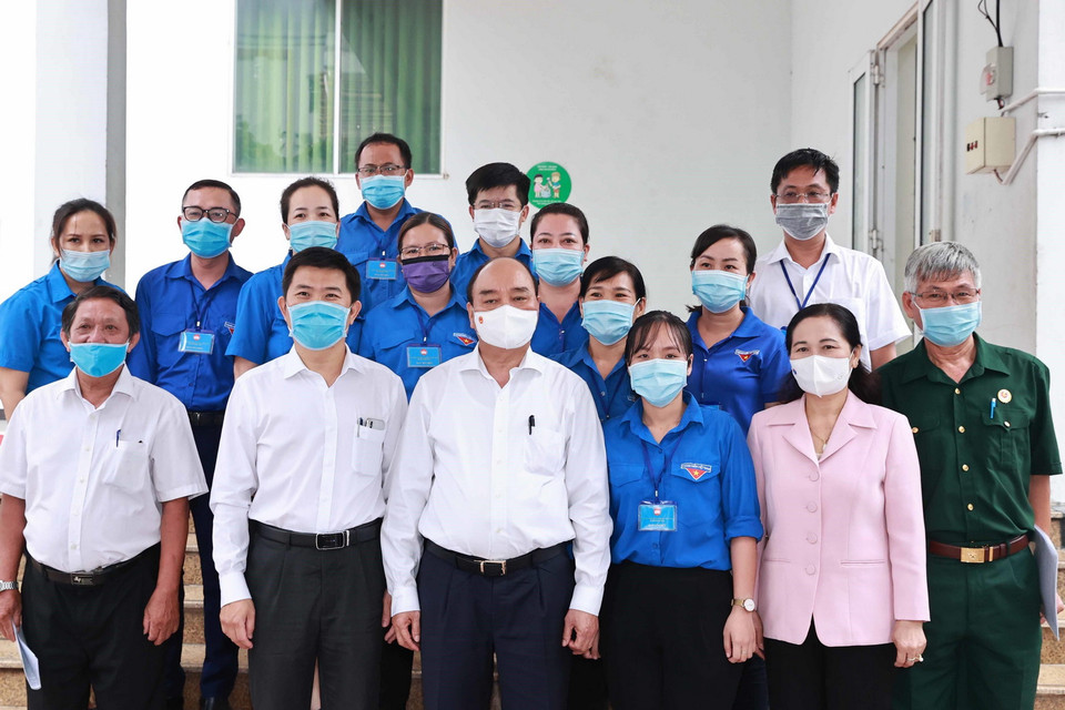 Chủ tịch nước Nguyễn Xuân Phúc và các ứng cử viên đại biểu Quốc hội khóa XV thuộc Đơn vị bầu cử số 10 của TP. Hồ Chí Minh chụp ảnh chung với đại biểu cử tri tại điểm cầu Nhà văn hóa Thiếu nhi huyện Hóc Môn, chiều 15/5. (Ảnh: Thống Nhất/TTXVN)