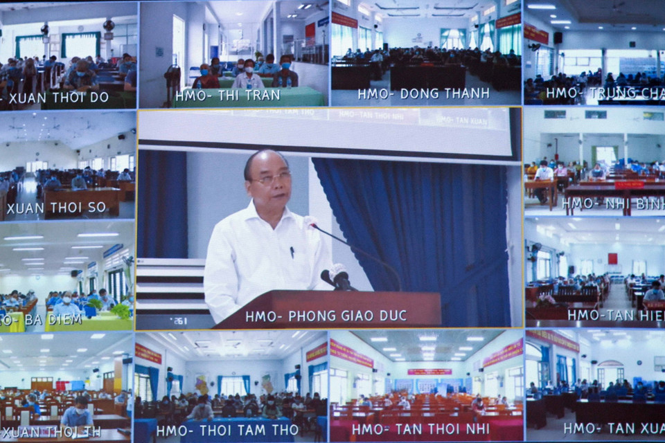 Chủ tịch nước Nguyễn Xuân Phúc trình bày Chương trình hành động tại hội nghị trực tuyến tiếp xúc giữa cử tri 12 xã, thị trấn huyện Hóc Môn với người ứng cử đại biểu Quốc hội tại điểm cầu Nhà văn hóa Thiếu nhi huyện Hóc Môn, chiều 15/5. (Ảnh: Thống Nhất/TTXVN)