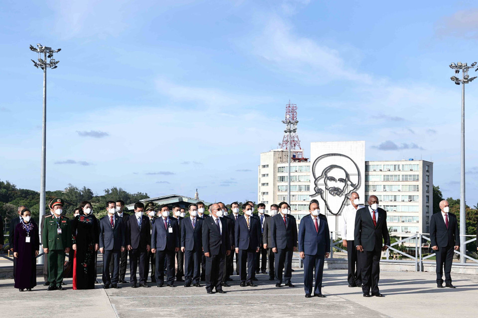 Lễ tưởng niệm diễn ra trang trọng với sự có mặt của đội danh dự thuộc các lực lượng vũ trang cách mạng Cuba. (Ảnh: Thống Nhất/TTXVN)