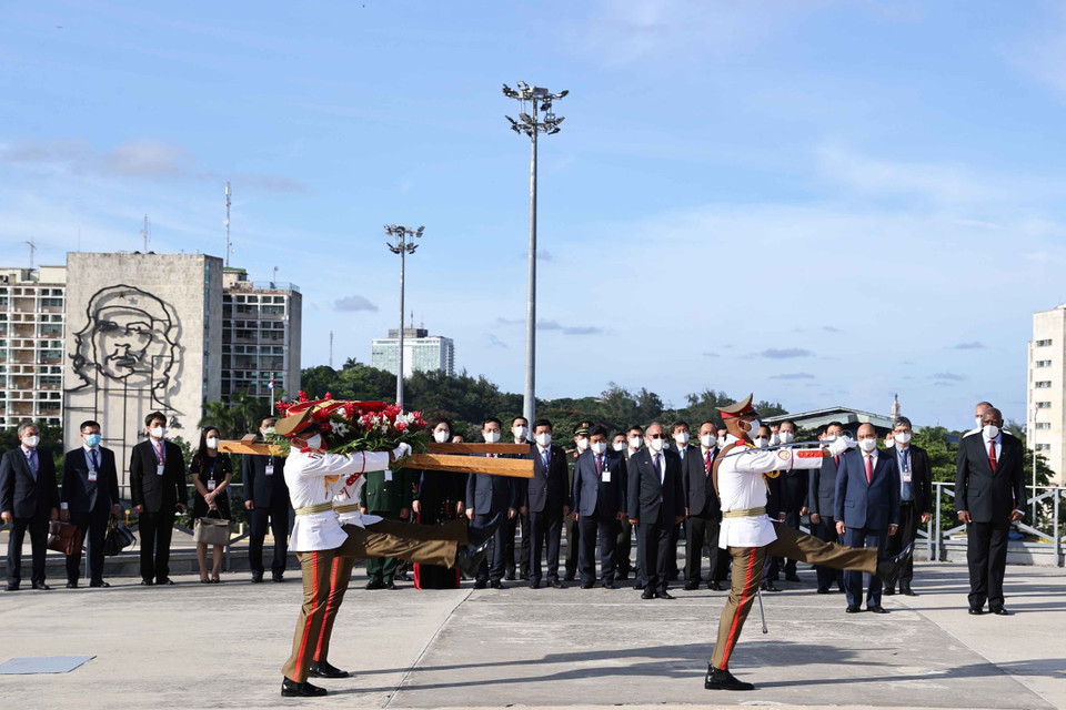 Vòng hoa của đoàn mang dòng chữ 'Vinh quang đời đời thuộc về người anh hùng dân tộc Cuba Jose Marti.' (Ảnh: Thống Nhất/TTXVN)