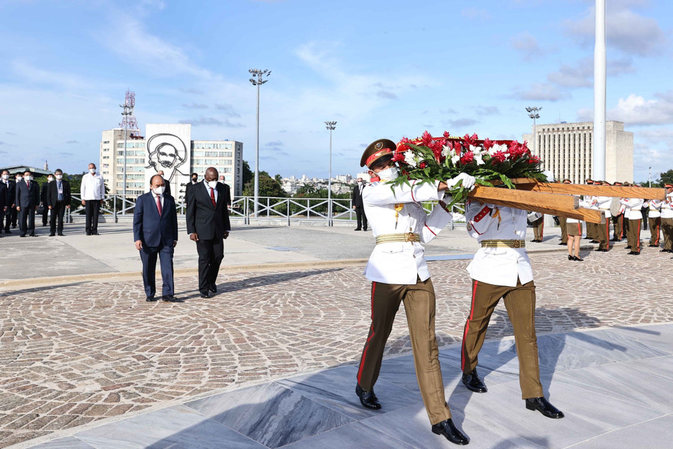 Chủ tịch nước Nguyễn Xuân Phúc đặt vòng hoa tại Tượng đài Anh hùng dân tộc Jose Marti. (Ảnh: Thống Nhất/TTXVN)