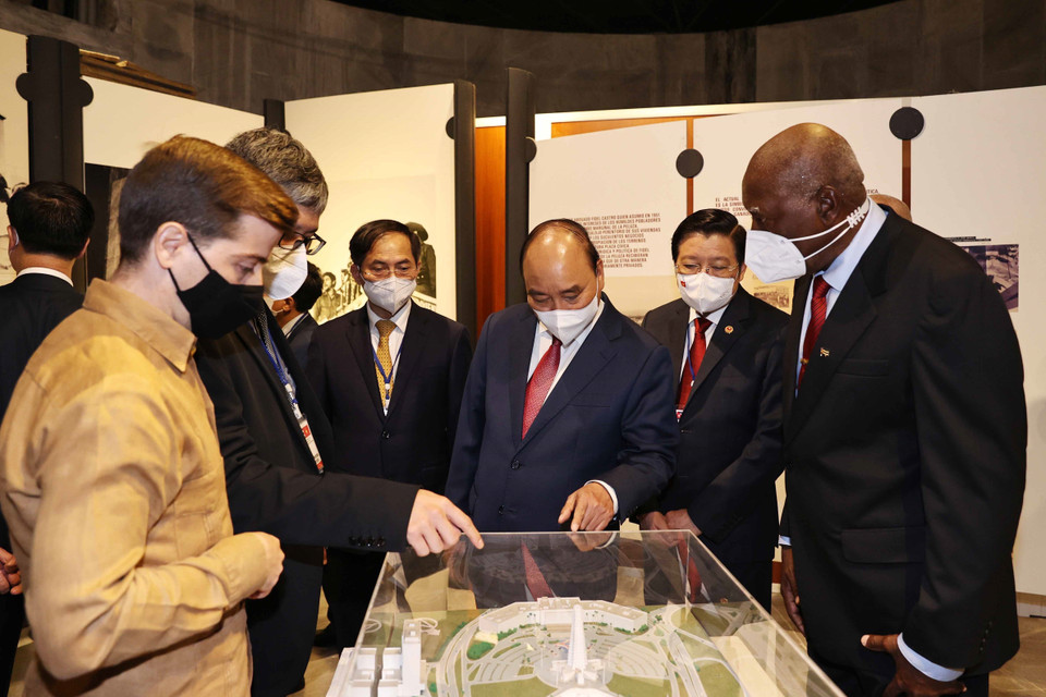 Đài tưởng niệm Jose Marti nằm ở khu vực trung tâm của thành phố La Habana. Công trình bao gồm một tòa tháp hình ngôi sao năm cánh. Chính giữa đài tưởng niệm là bức tượng Marti cỡ lớn, được bao quanh bởi sáu cột và những khu vườn. (Ảnh: Thống Nhất/TTXVN)