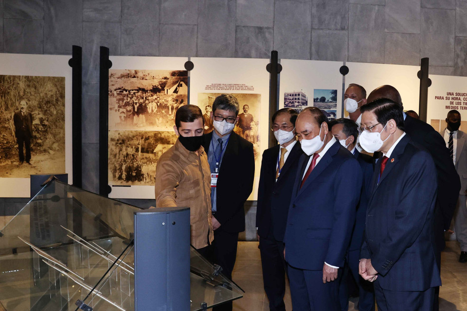 Chủ tịch nước Nguyễn Xuân Phúc thăm Khu tưởng niệm Anh hùng dân tộc Jose Marti. (Ảnh: Thống Nhất/TTXVN)