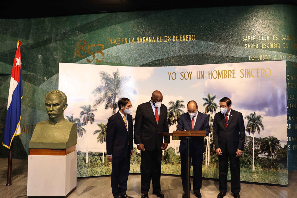 Tòa tháp của khu tưởng niệm cao 109m, được thiết kế bởi một nhóm kiến trúc sư do ông Raoul Otero de Galarraga làm trưởng nhóm. Tòa tháp có hình ngôi sao năm cánh, được bọc bằng chữ Cuba màu xám đá hoa từ Isla de Pinos. (Ảnh: Thống Nhất/TTXVN)