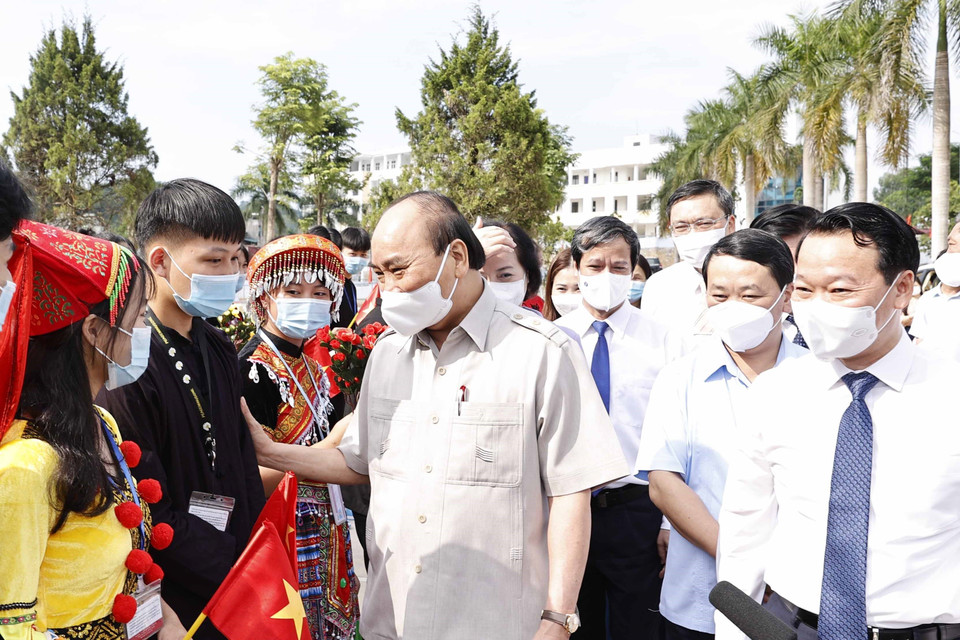 Chủ tịch nước Nguyễn Xuân Phúc với các giáo viên và học sinh Trường Phổ thông Dân tộc nội trú THPT tỉnh Yên Bái. (Ảnh: Thống Nhất/TTXVN)