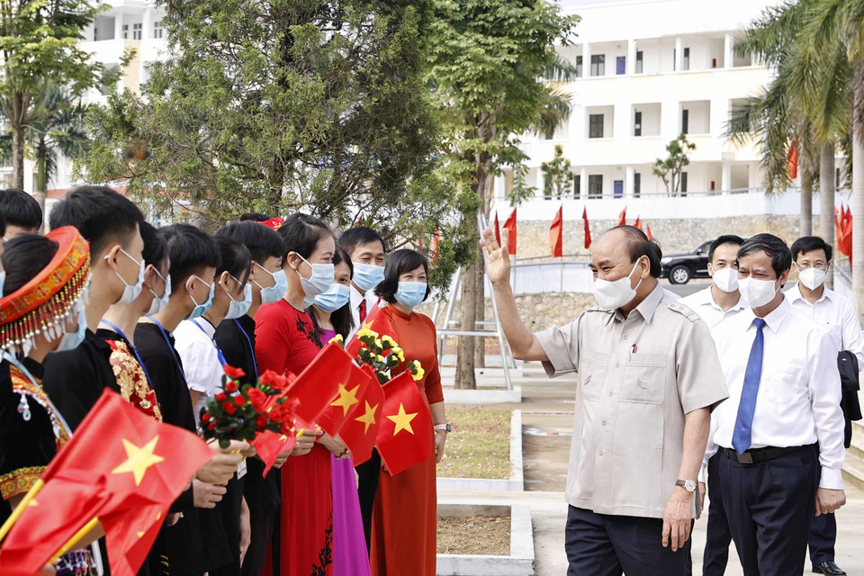 Chủ tịch nước Nguyễn Xuân Phúc với các giáo viên và học sinh Trường Phổ thông Dân tộc nội trú THPT tỉnh Yên Bái. (Ảnh: Thống Nhất/TTXVN)