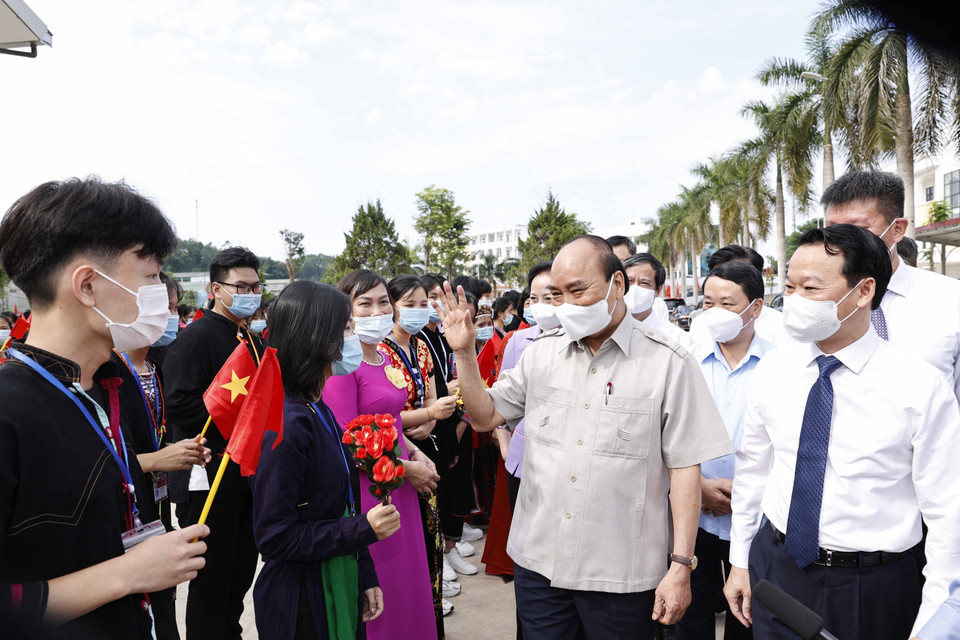 Chủ tịch nước Nguyễn Xuân Phúc với các giáo viên và học sinh Trường Phổ thông Dân tộc nội trú Trung học phổ thông tỉnh Yên Bái. (Ảnh: Thống Nhất/TTXVN)