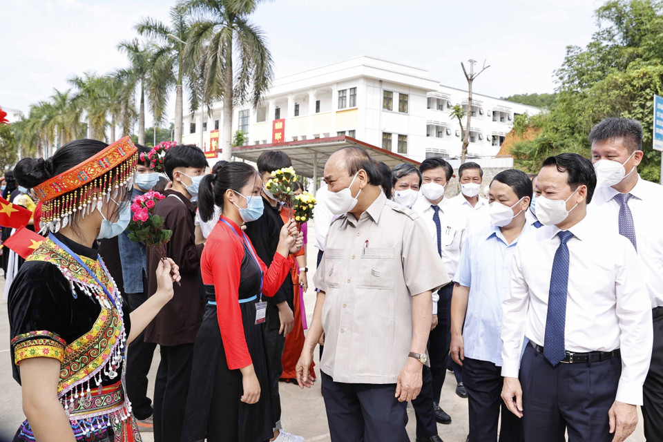Chủ tịch nước Nguyễn Xuân Phúc với các giáo viên và học sinh Trường Phổ thông Dân tộc nội trú THPT tỉnh Yên Bái. (Ảnh: Thống Nhất/TTXVN)