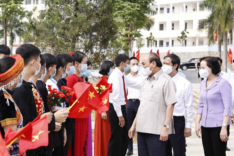 Chủ tịch nước Nguyễn Xuân Phúc với các giáo viên và học sinh Trường Phổ thông Dân tộc nội trú Trung học phổ thông tỉnh Yên Bái. (Ảnh: Thống Nhất/TTXVN)