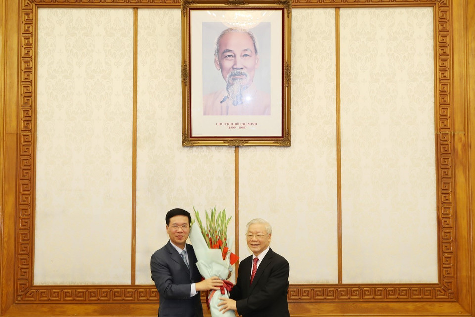 Tổng Bí thư, Chủ tịch nước Nguyễn Phú Trọng tặng hoa chúc mừng ông Võ Văn Thưởng, Ủy viên Bộ Chính trị, giữ chức Thường trực Ban Bí thư. (Ảnh: Trí Dũng/TTXVN)