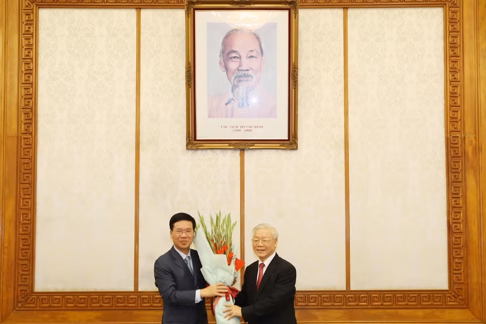 Tổng Bí thư, Chủ tịch nước Nguyễn Phú Trọng tặng hoa chúc mừng ông Võ Văn Thưởng, Ủy viên Bộ Chính trị, giữ chức Thường trực Ban Bí thư. (Ảnh: Trí Dũng/TTXVN)