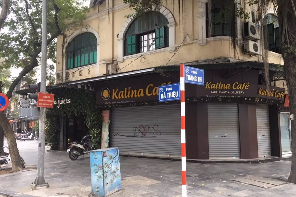 Quán cà phê đóng cửa trên phố Bà Triệu. (Ảnh: Doãn Tấn/TTXVN)