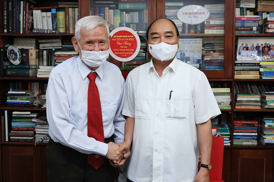 Chủ tịch nước Nguyễn Xuân Phúc thăm nhà báo Đặng Minh Phương. (Ảnh: Thống Nhất/TTXVN)