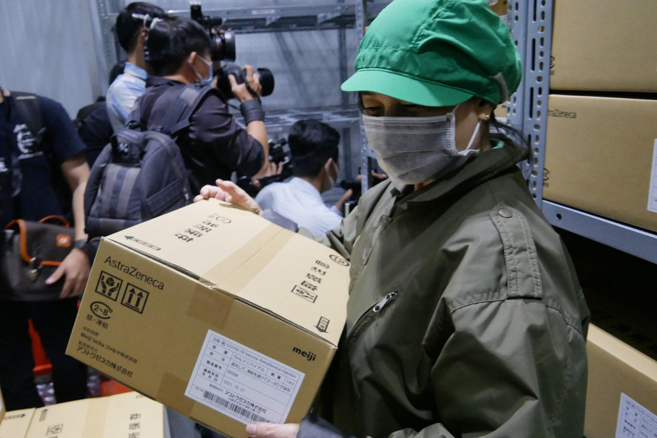 Công nhân Công ty dược mỹ phẩm May sắp xếp vaccine Astra Zeneca vào kho lạnh. (Ảnh: Đinh Hằng/TTXVN)