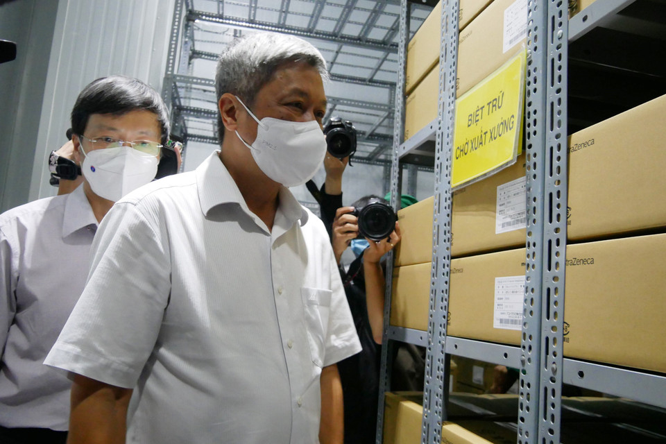 Thứ trưởng Bộ Y tế Nguyễn Trường Sơn kiểm tra công tác bảo quản vaccine phòng COVID-19 tại Công ty dược mỹ phẩm May. (Ảnh: Đinh Hằng/TTXVN)