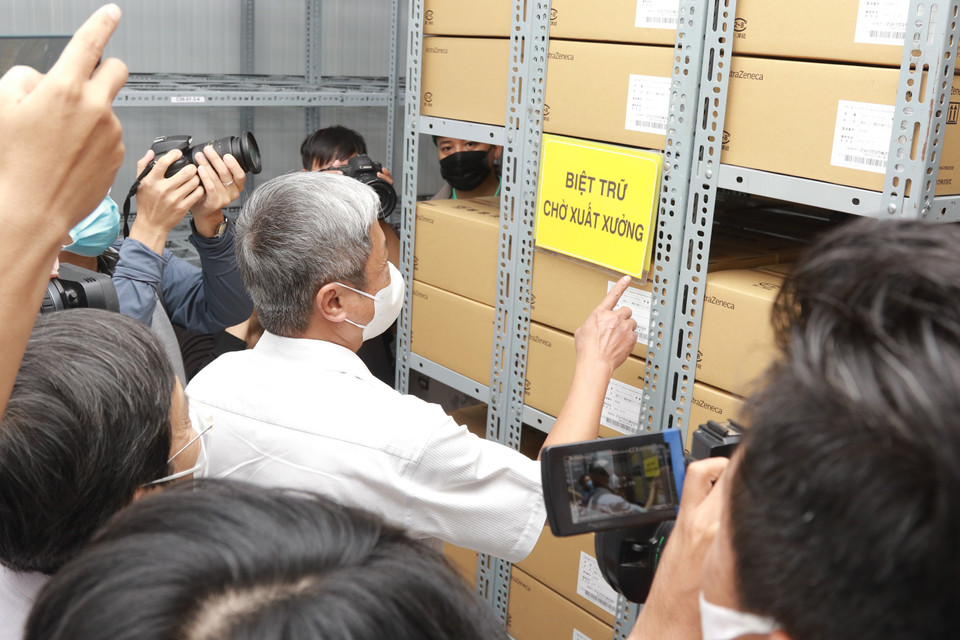 Thứ trưởng Bộ Y tế Nguyễn Trường Sơn kiểm tra công tác bảo quản vaccine phòng COVID-19 tại Công ty dược mỹ phẩm May. (Ảnh: Đinh Hằng/TTXVN)