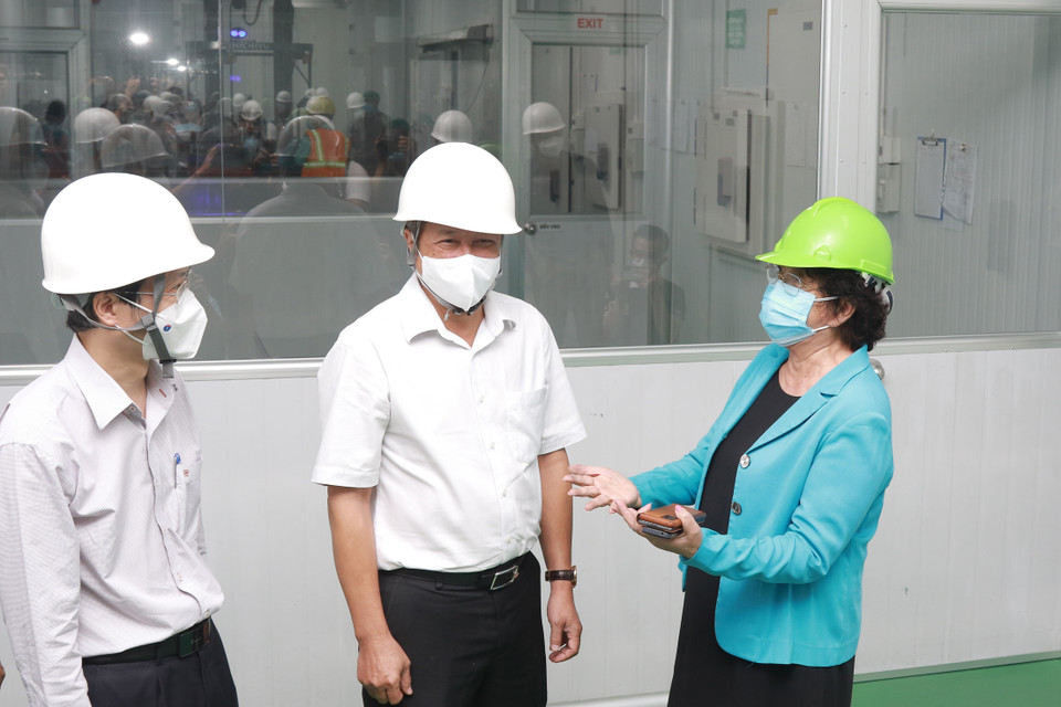 Thứ trưởng Bộ Y tế Nguyễn Trường Sơn kiểm tra công tác bảo quản vaccine phòng COVID-19 tại Công ty dược mỹ phẩm May. (Ảnh: Đinh Hằng/TTXVN)