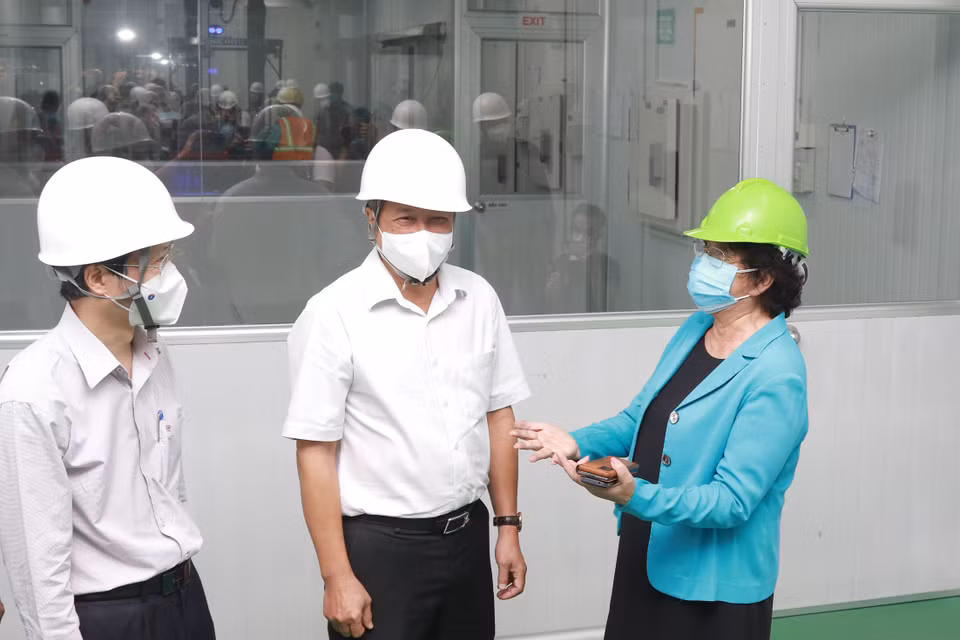 Thứ trưởng Bộ Y tế Nguyễn Trường Sơn kiểm tra công tác bảo quản vaccine phòng COVID-19 tại Công ty dược mỹ phẩm May. (Ảnh: Đinh Hằng/TTXVN)
