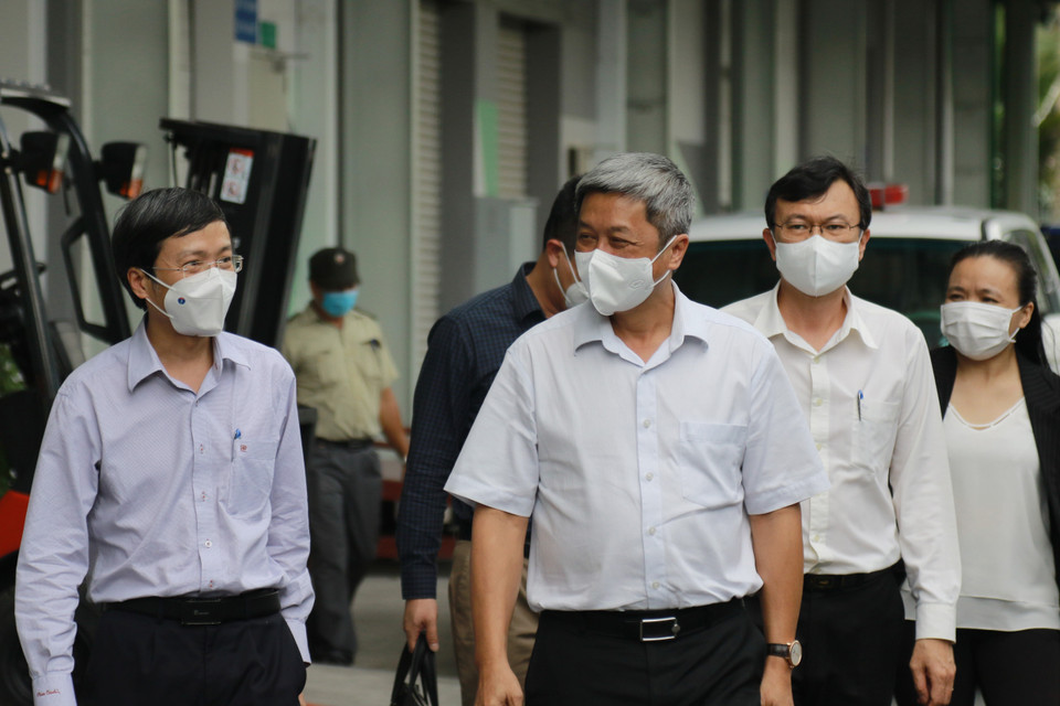 Thứ trưởng Bộ Y tế Nguyễn Trường Sơn kiểm tra công tác bảo quản vaccine phòng COVID-19 tại Công ty dược mỹ phẩm May. (Ảnh: Đinh Hằng/TTXVN)