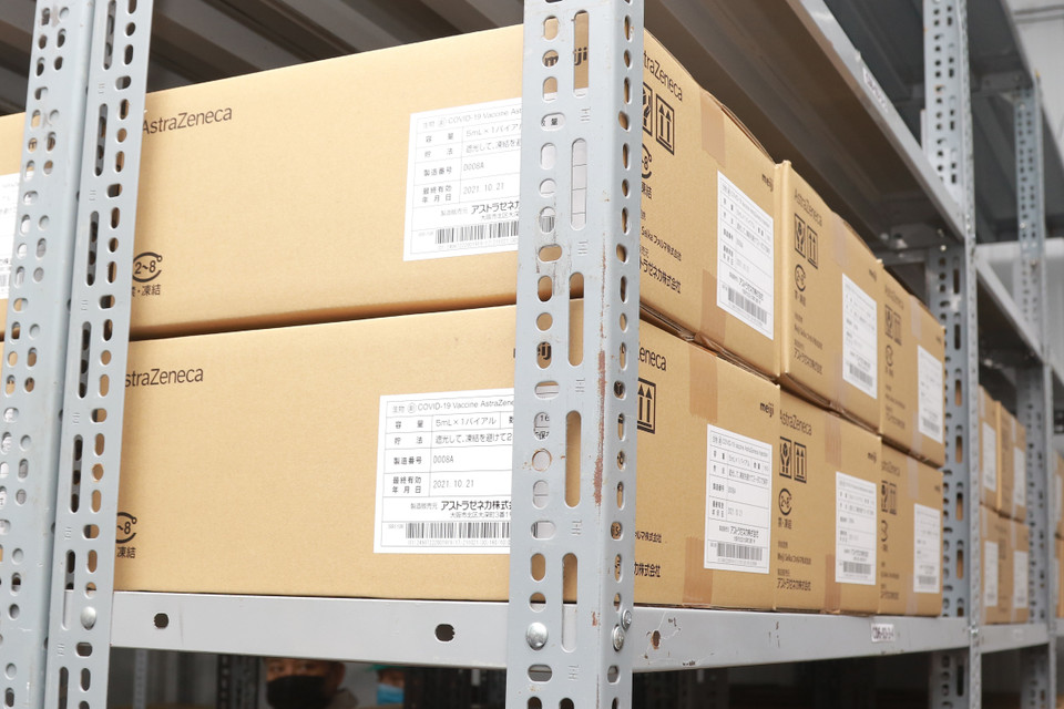 800.000 liều vaccine Astra Zeneca được bảo quản tại kho lạnh Công ty dược mỹ phẩm May. (Ảnh: Đinh Hằng/TTXVN)