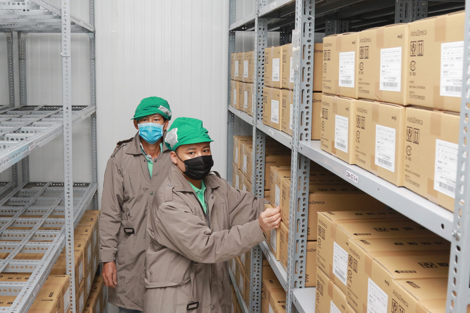 Nhân viên Công ty dược mỹ phẩm May sắp xếp vaccine phòng COVID-19 vào kho lạnh. (Ảnh: Đinh Hằng/TTXVN)