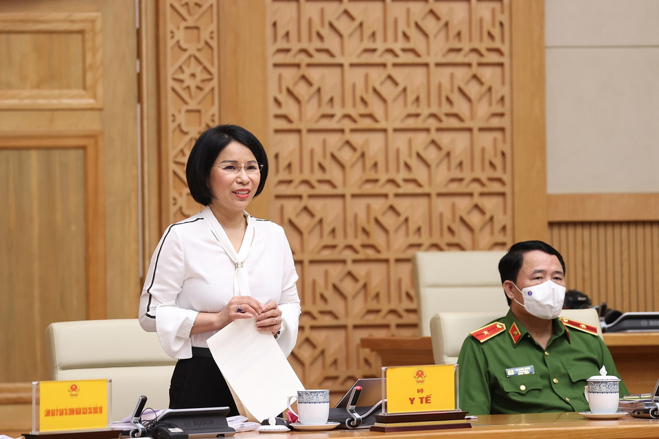 Giám đốc Sở Y tế thành phố Hà Nội Trần Thị Nhị Hà báo cáo công tác phòng, chống dịch. (Ảnh: Dương Giang/TTXVN)
