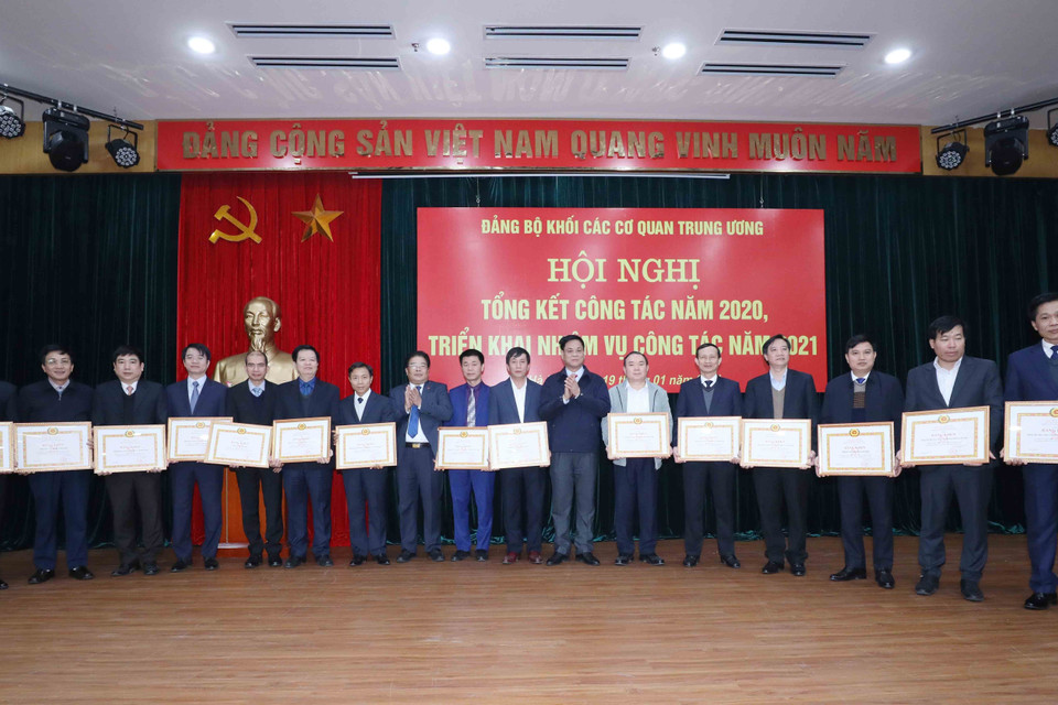 Tập thể có thành tích xuất sắc trong công tác tổ chức đại hội đảng bộ các cấp trong Đảng bộ Khối các cơ quan Trung ương nhiệm kỳ 2020-2025 nhận Bằng khen của Đảng bộ Khối. (Ảnh: Phương Hoa/TTXVN)