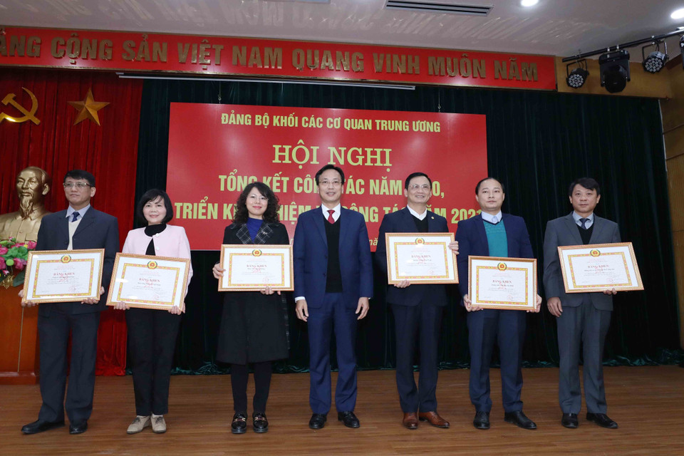 Tập thể có thành tích xuất sắc trong công tác tham mưu và phục vụ Đại hội Đảng bộ Khối các cơ quan Trung ương nhiệm kỳ 2020-2025 nhận Bằng khen của Đảng bộ Khối. (Ảnh: Phương Hoa/TTXVN)